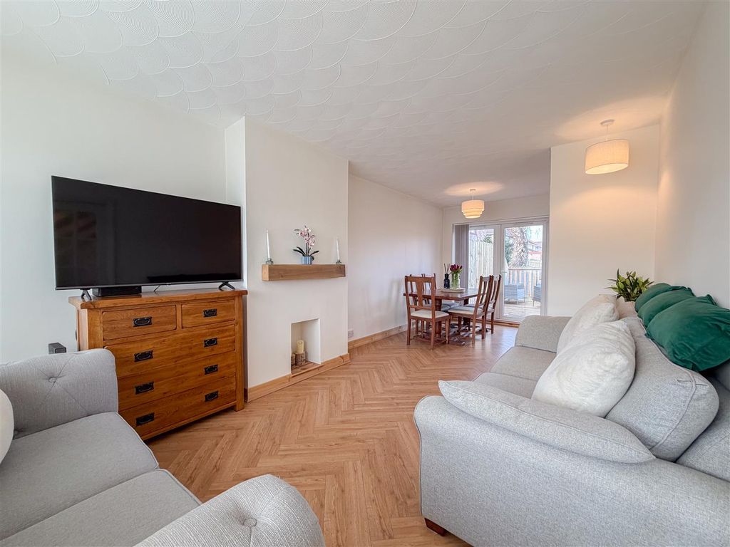 Property photo 2 of 33 Living/Dining Room