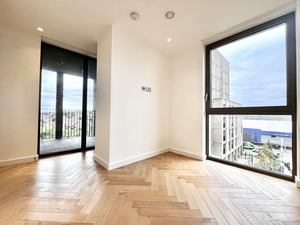 Property photo 3 of 12 Photo 8