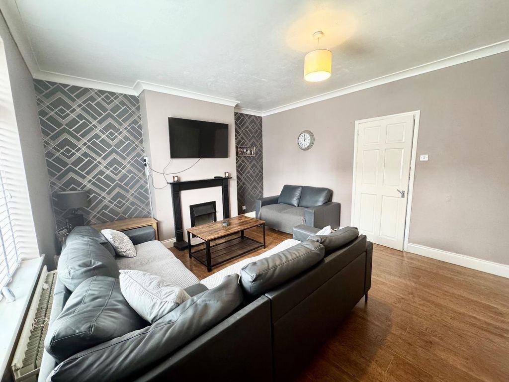 Property photo 3 of 12 Lounge
