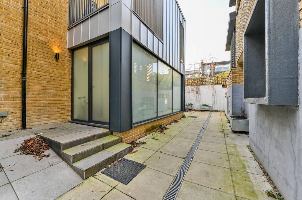 Property photo 3 of 10