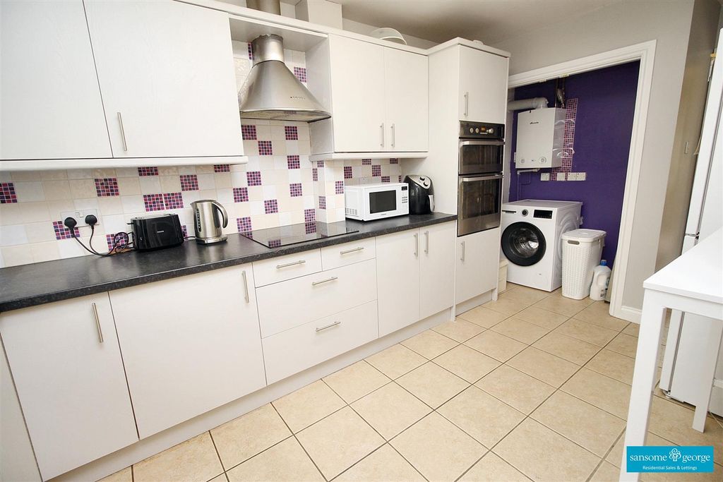 Property photo 3 of 17 Kitchen