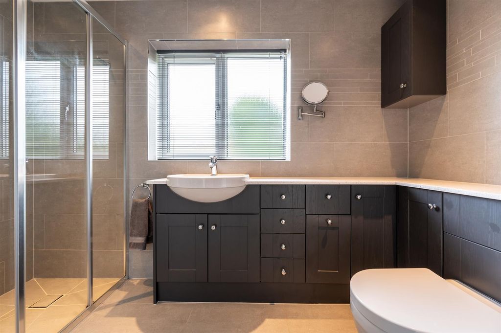 Property photo 3 of 33 Master En-Suite Shower Room