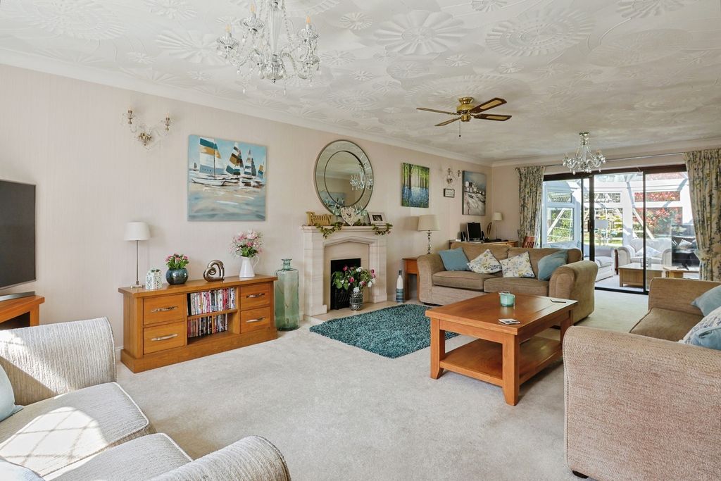 Property photo 3 of 29 Lounge