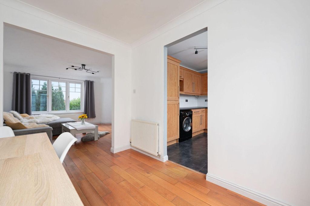 Property photo 3 of 25