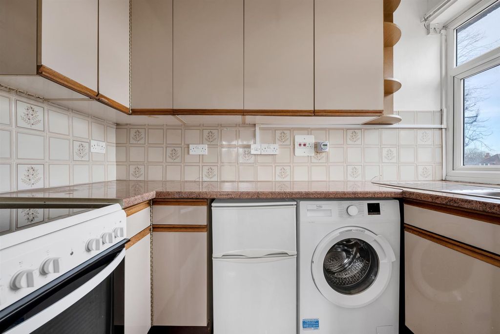 Property photo 3 of 18 Fitted Kitchen