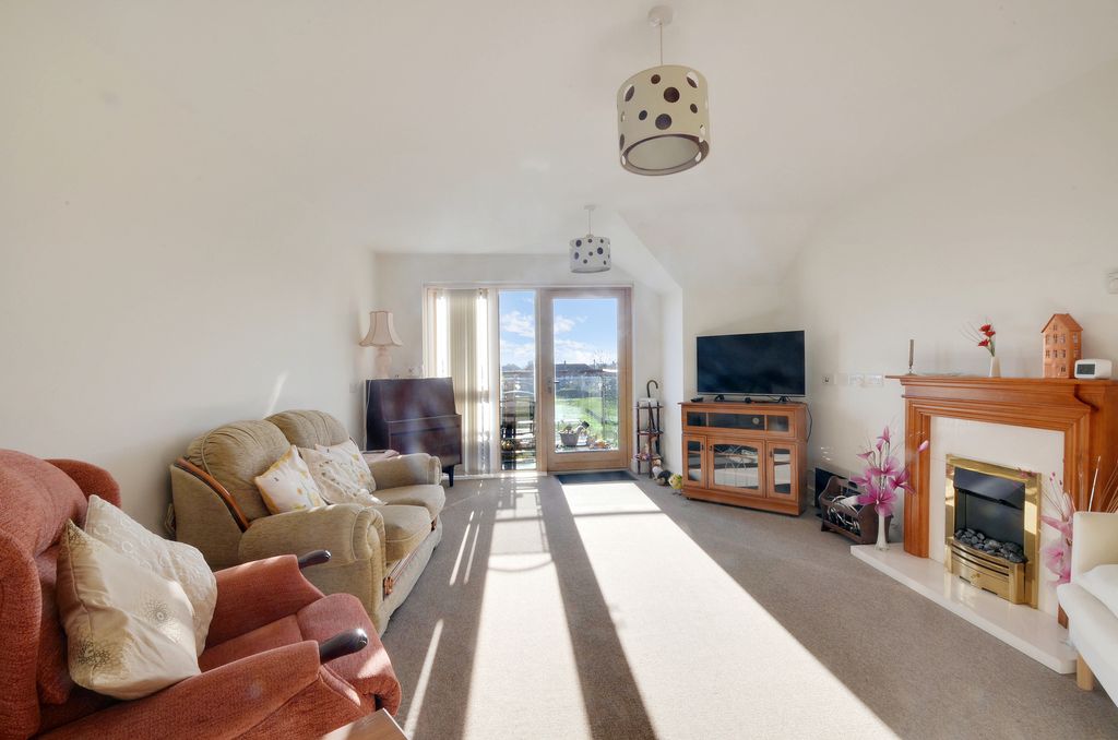 Property photo 1 of 18 Lounge (2).Jpg