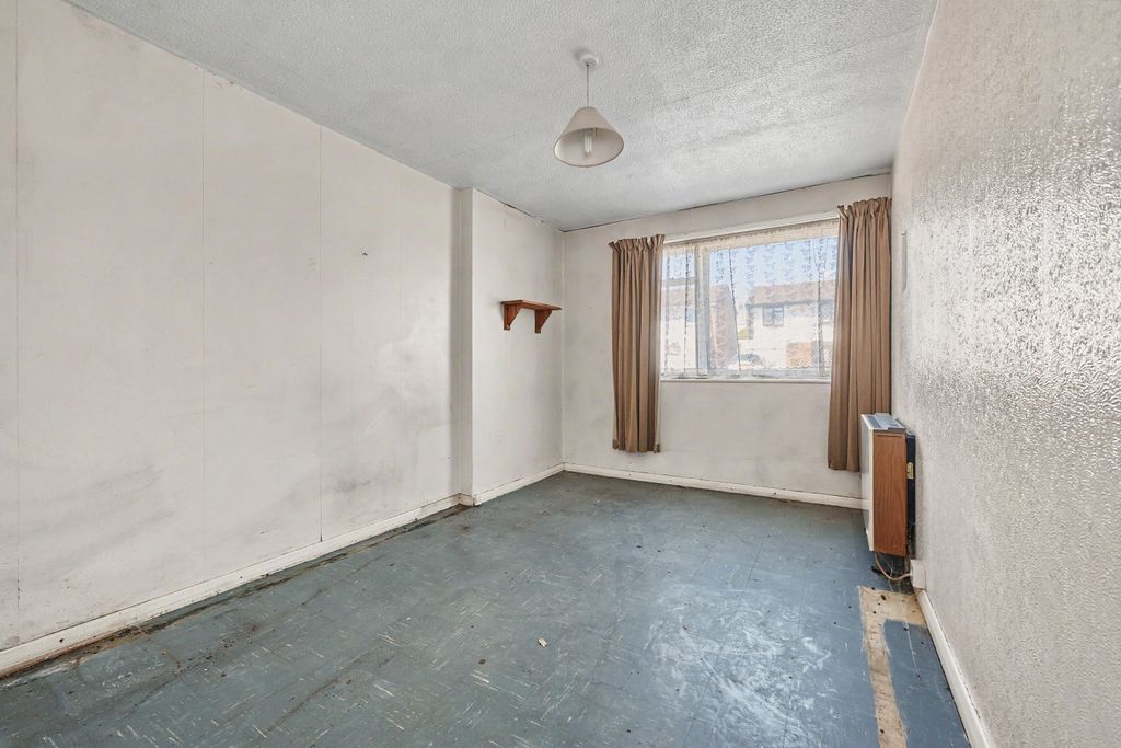 Property photo 2 of 10 47 Nelson Gardens, Braintree, Essex, CM7 9Tg