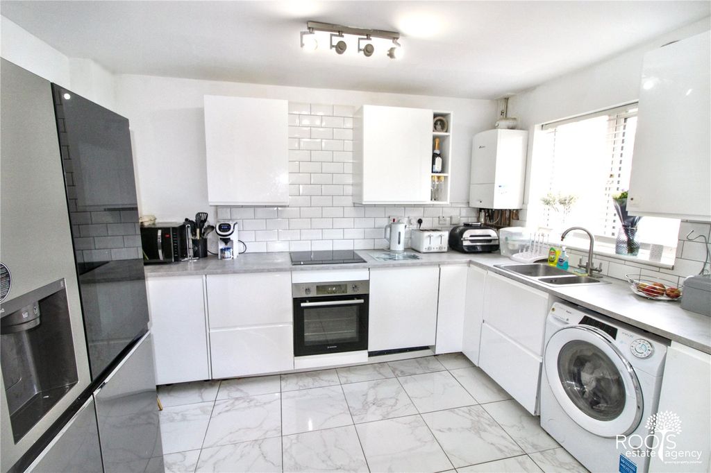 Property photo 3 of 15 Modern Kitchen