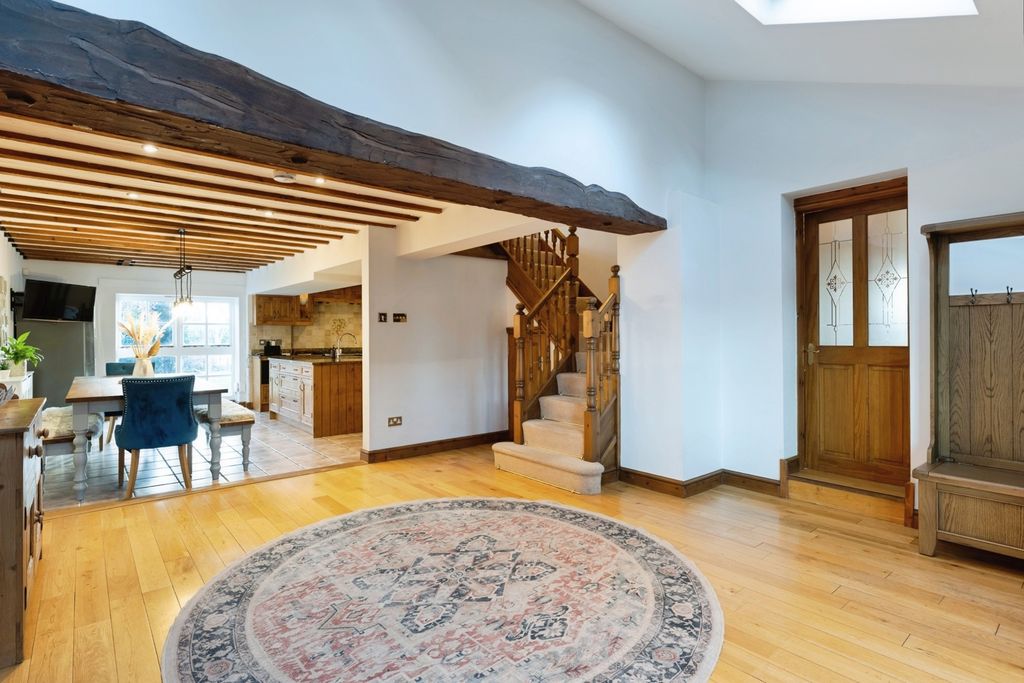 Property photo 3 of 35 Entrance Hall