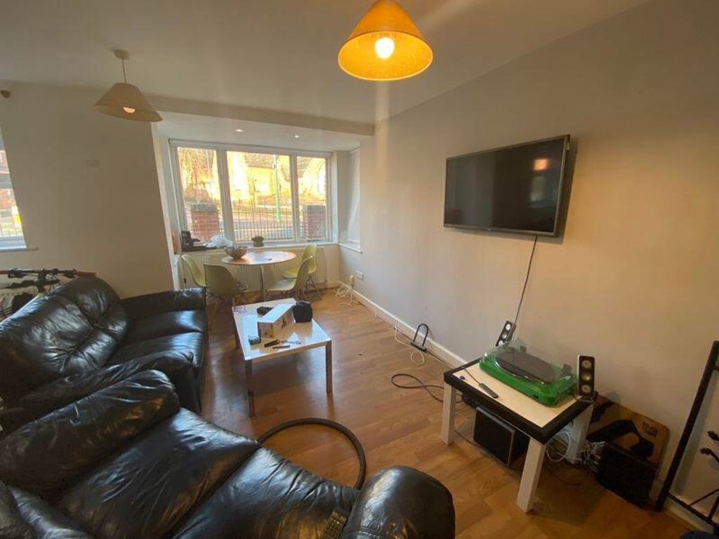 Property photo 1 of 6 A Spacious And Inviting Large Modern Living Room, ...