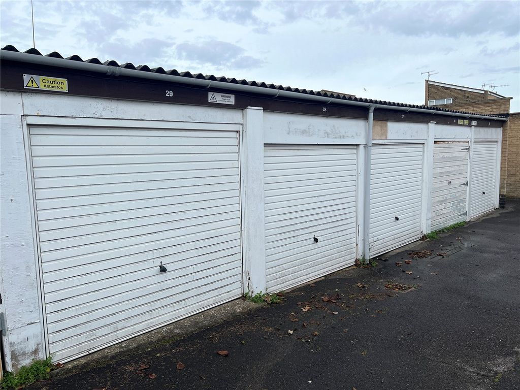 Property photo 1 of 1 Garage