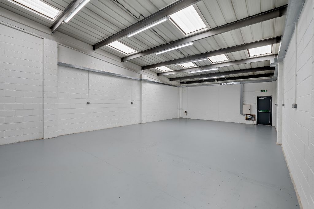 Property photo 3 of 17 8659285-Interior06-800