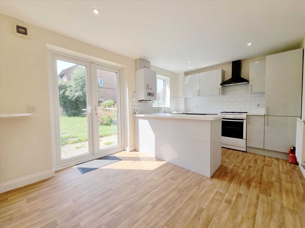 Property photo 3 of 10 Kitchen Diner: