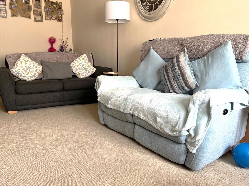Property photo 3 of 10 4241 Lounge.Jpg