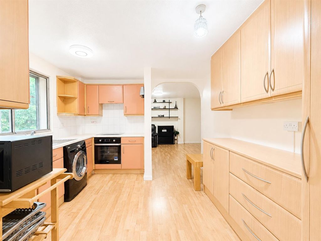 Property photo 3 of 10 Kitchen