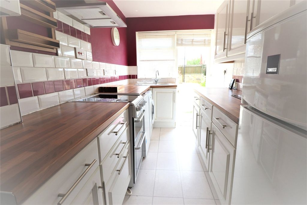 Property photo 3 of 12 Kitchen