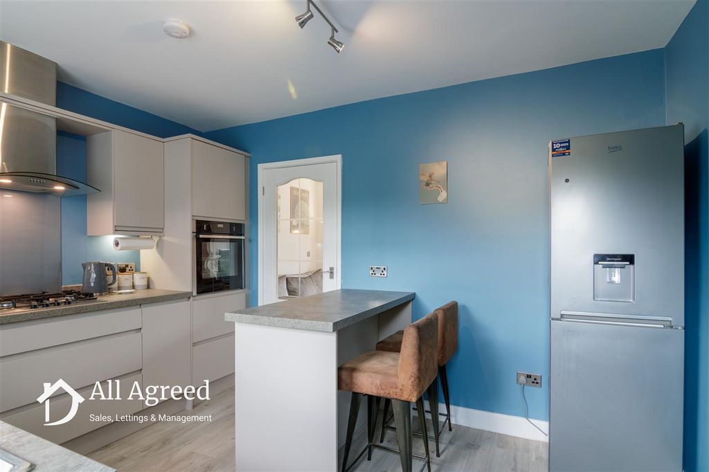 Property photo 3 of 11 Kitchen