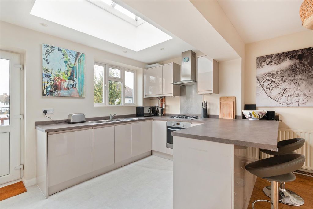 Property photo 3 of 12 Garth Road