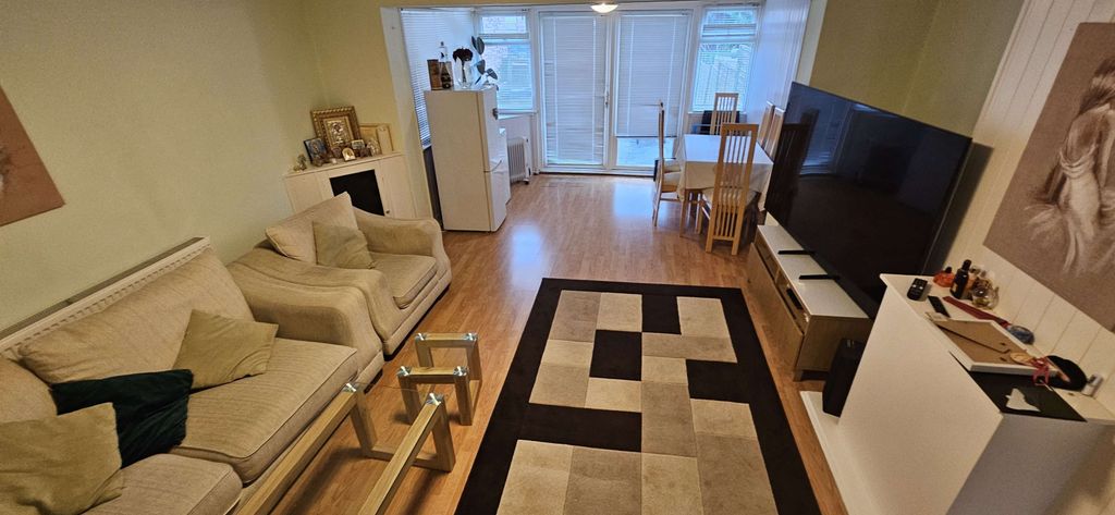 Property photo 2 of 17 Lounge