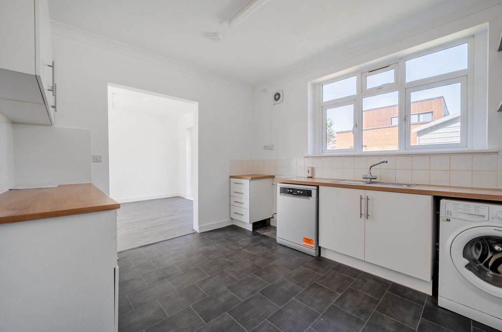 Property photo 3 of 14 1482207-19-6A396d...