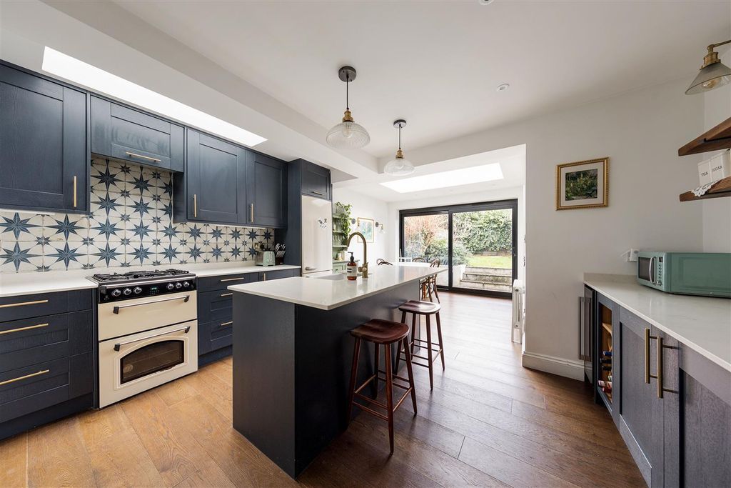 Property photo 2 of 56 Gaywood Road, E17