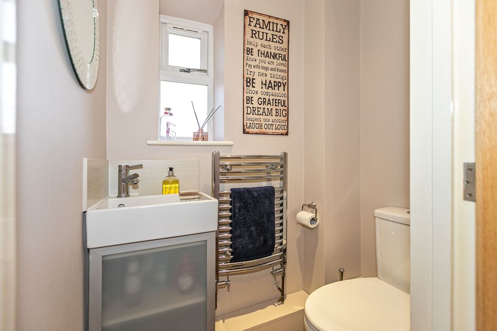Property photo 3 of 22 Cloakroom