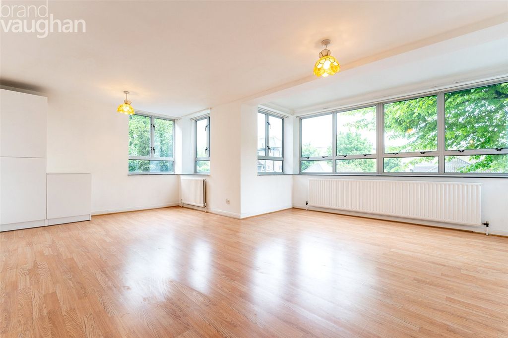 Property photo 1 of 9 Lounge