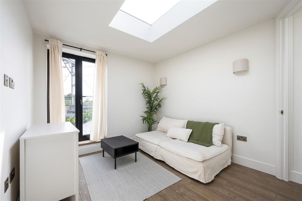 Property photo 2 of 30 Sebert Road, E7