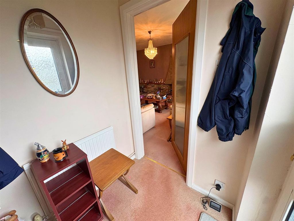 Property photo 2 of 35 Entrance Hall