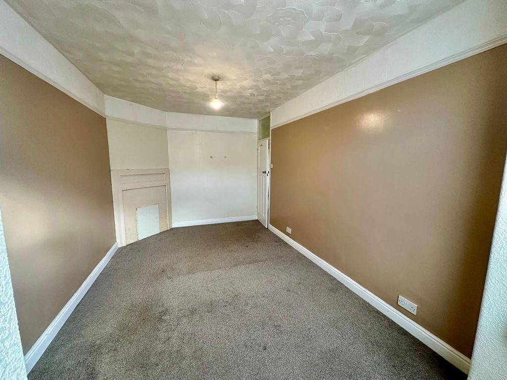 Property photo 3 of 18 Bedroom 2 (1)