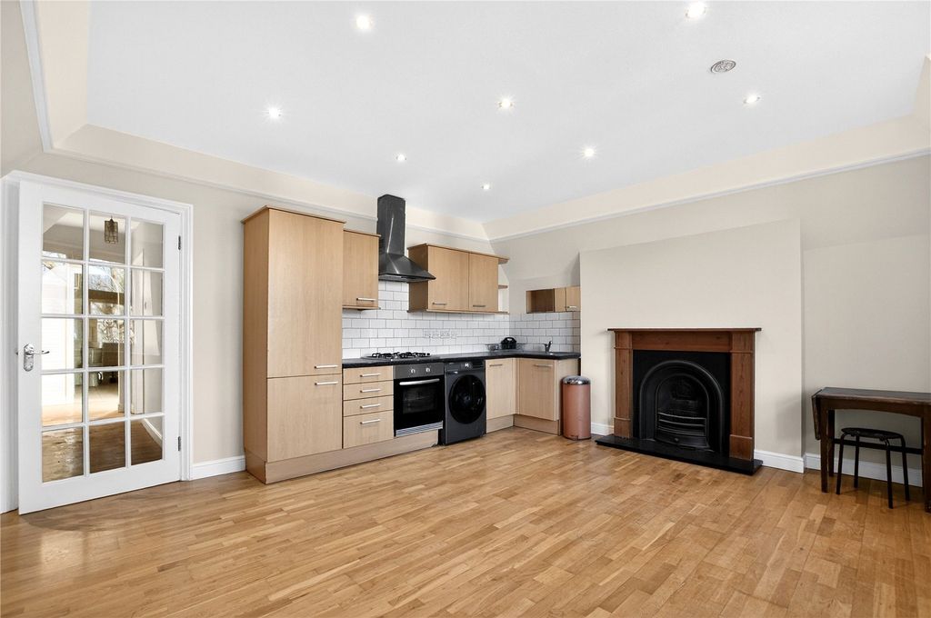 Property photo 2 of 22 Reception/Kitchen