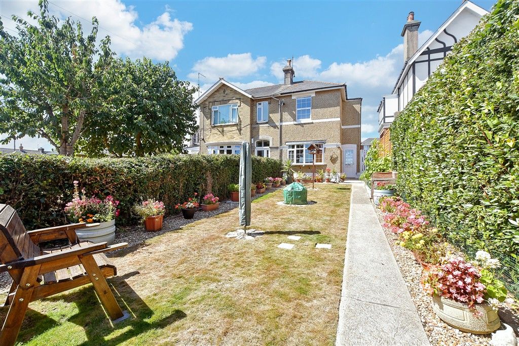 Property photo 1 of 18 Front Garden