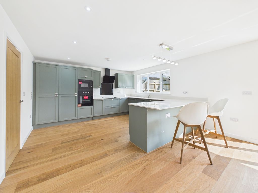 Property photo 2 of 10 Kitchen