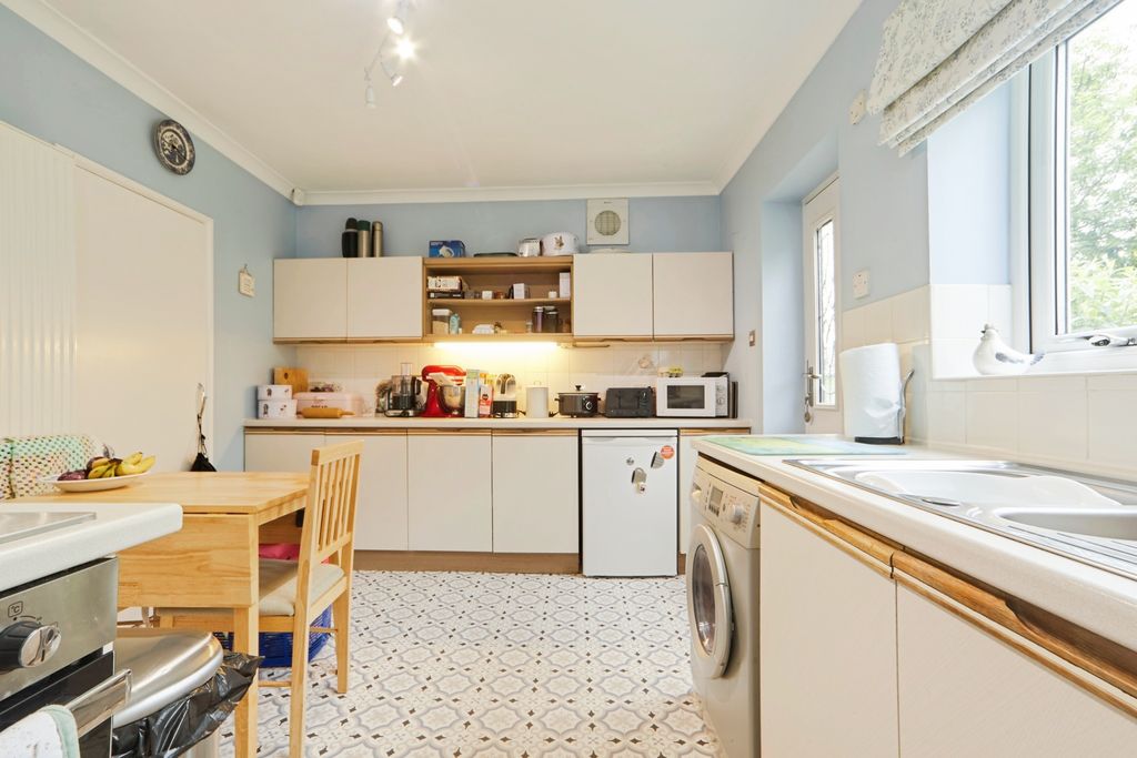 Property photo 3 of 18 Kitchen