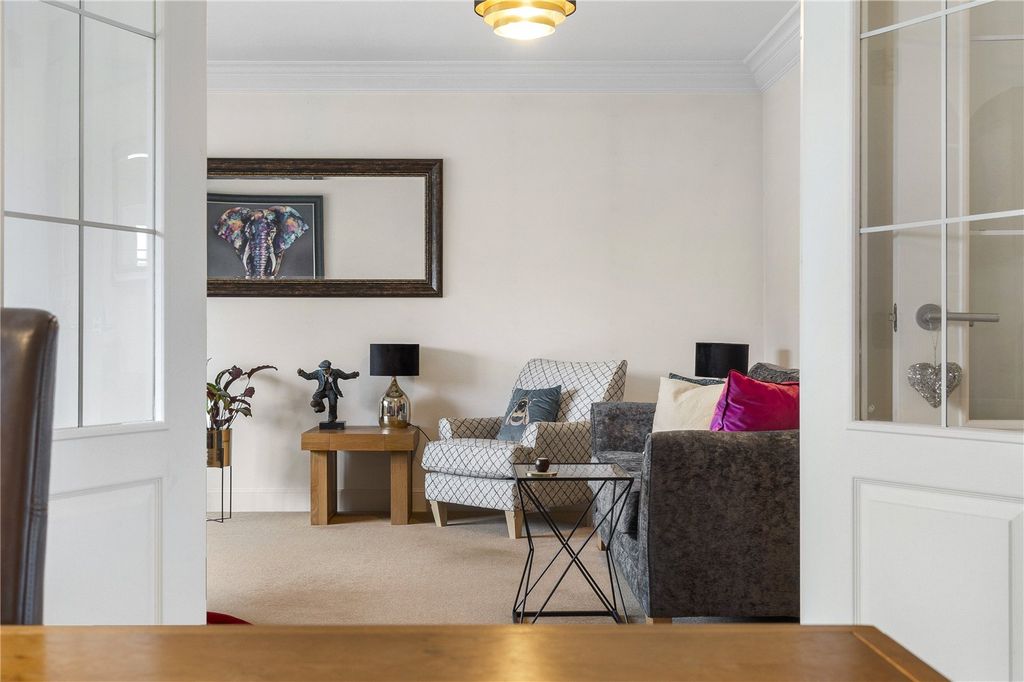 Property photo 3 of 39 6 Burnbrae Avenue 3