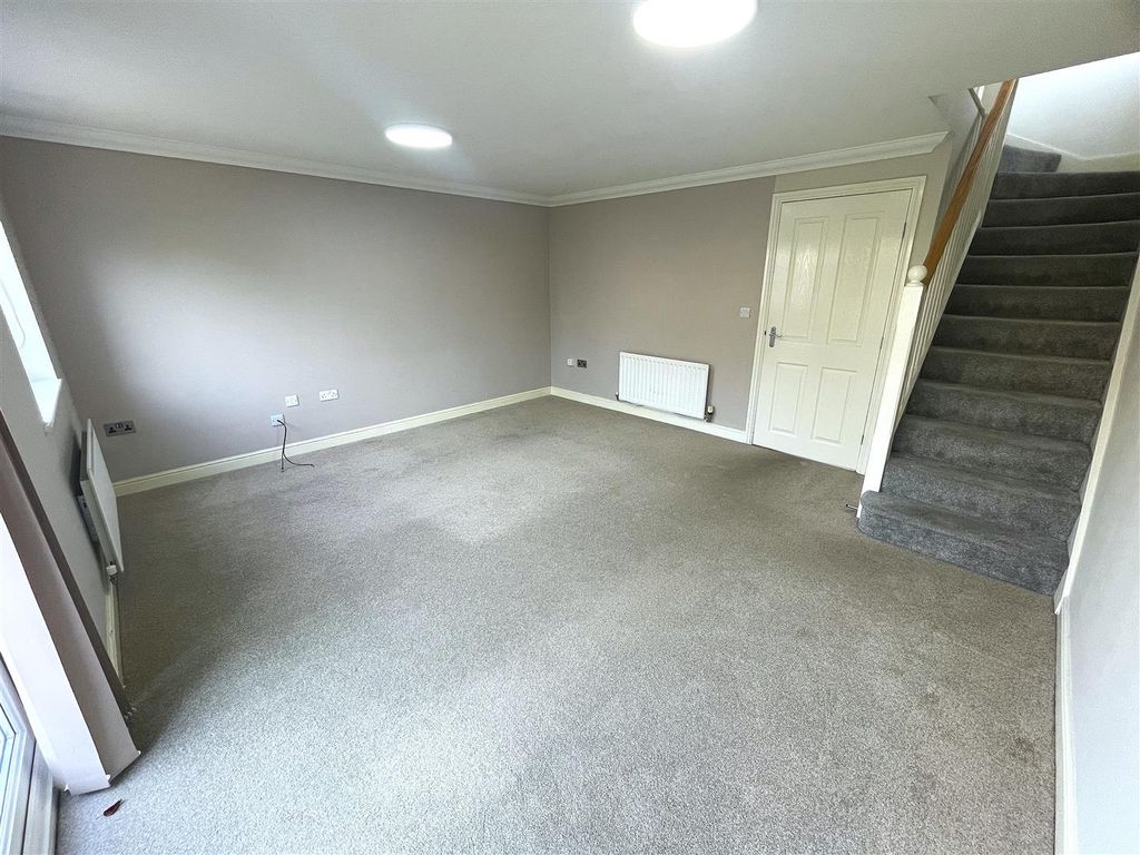 Property photo 3 of 17 Lounge