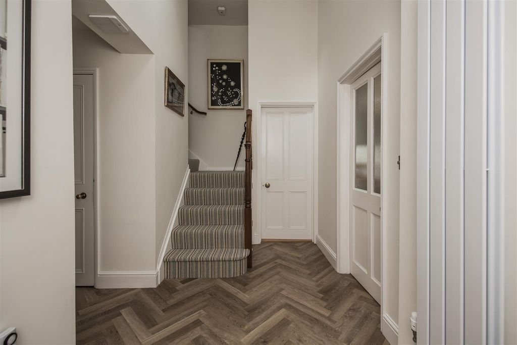 Property photo 3 of 19 Entrance Hall