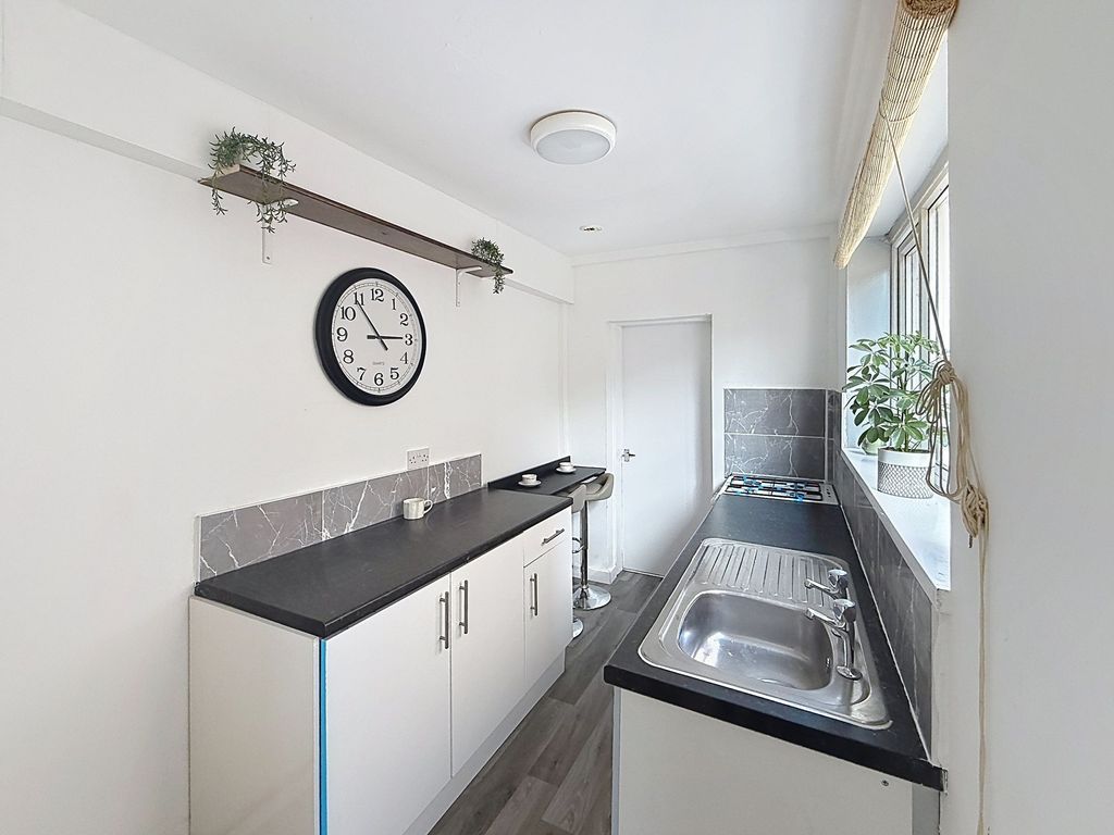 Property photo 3 of 10 Kitchen