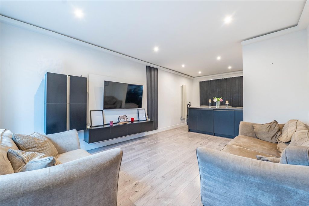 Property photo 2 of 20 Lounge