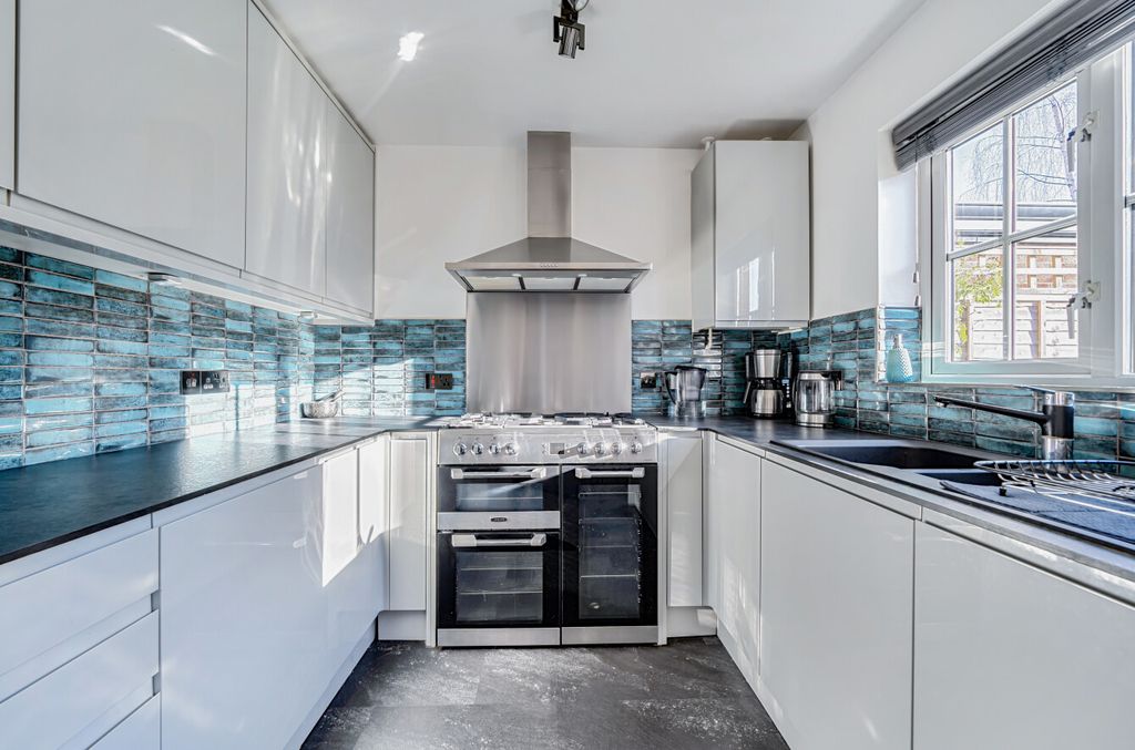 Property photo 2 of 11 1395359-10-695Bd3...