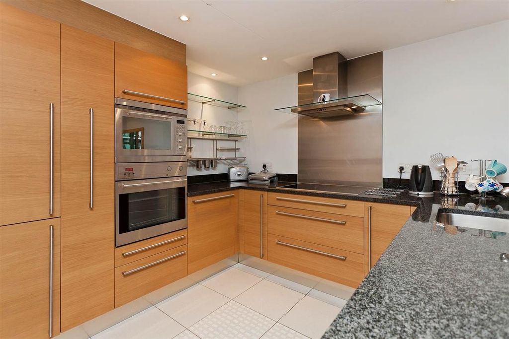 Property photo 3 of 17 Kitchen