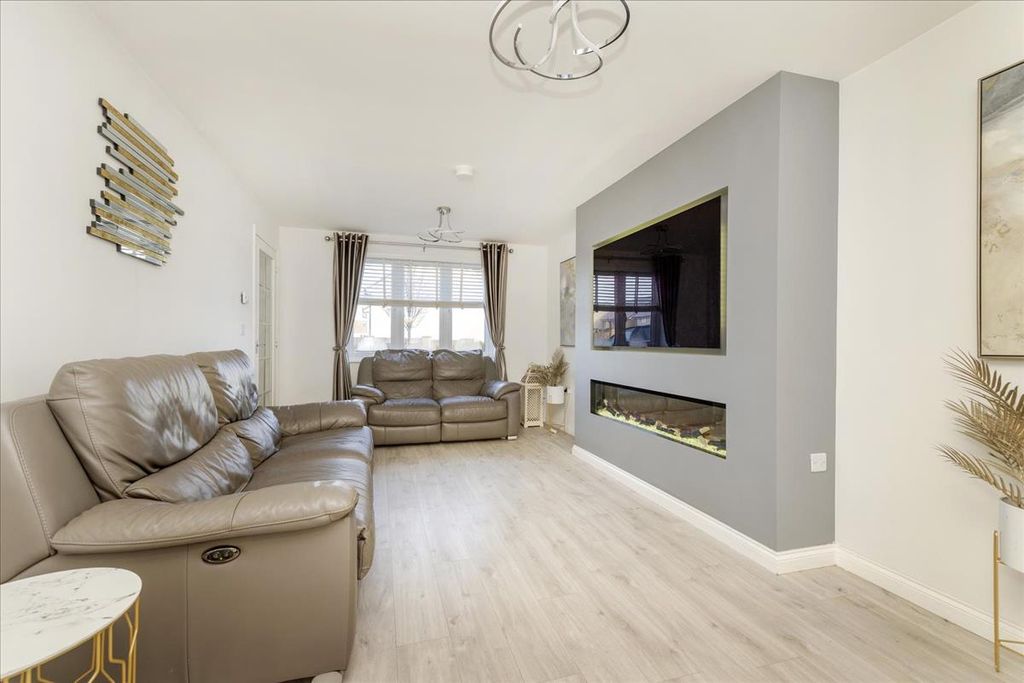 Property photo 3 of 32