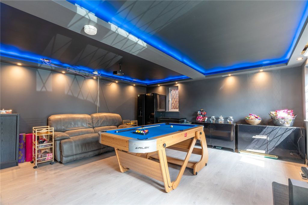 Property photo 2 of 21 Games Room