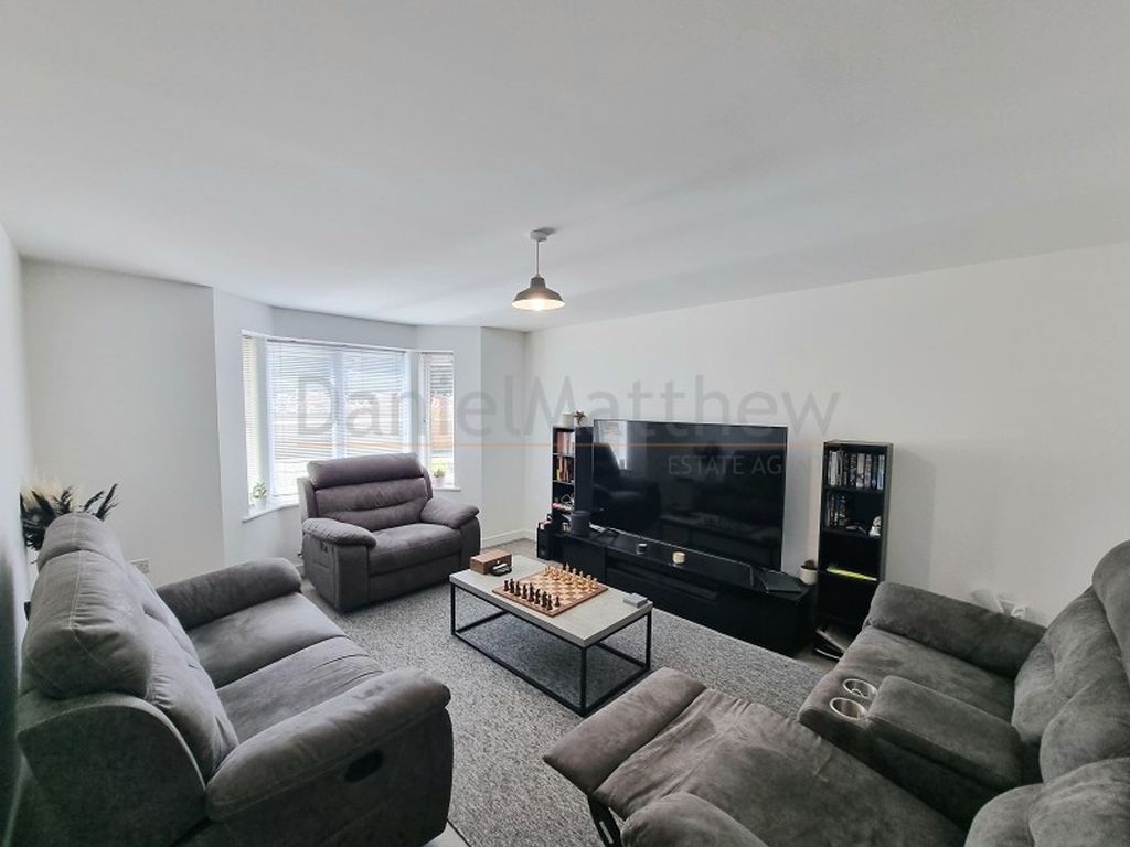 Property photo 3 of 27 Lounge