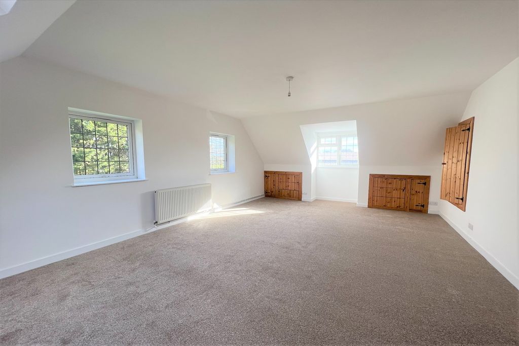 Property photo 3 of 10 (Main)