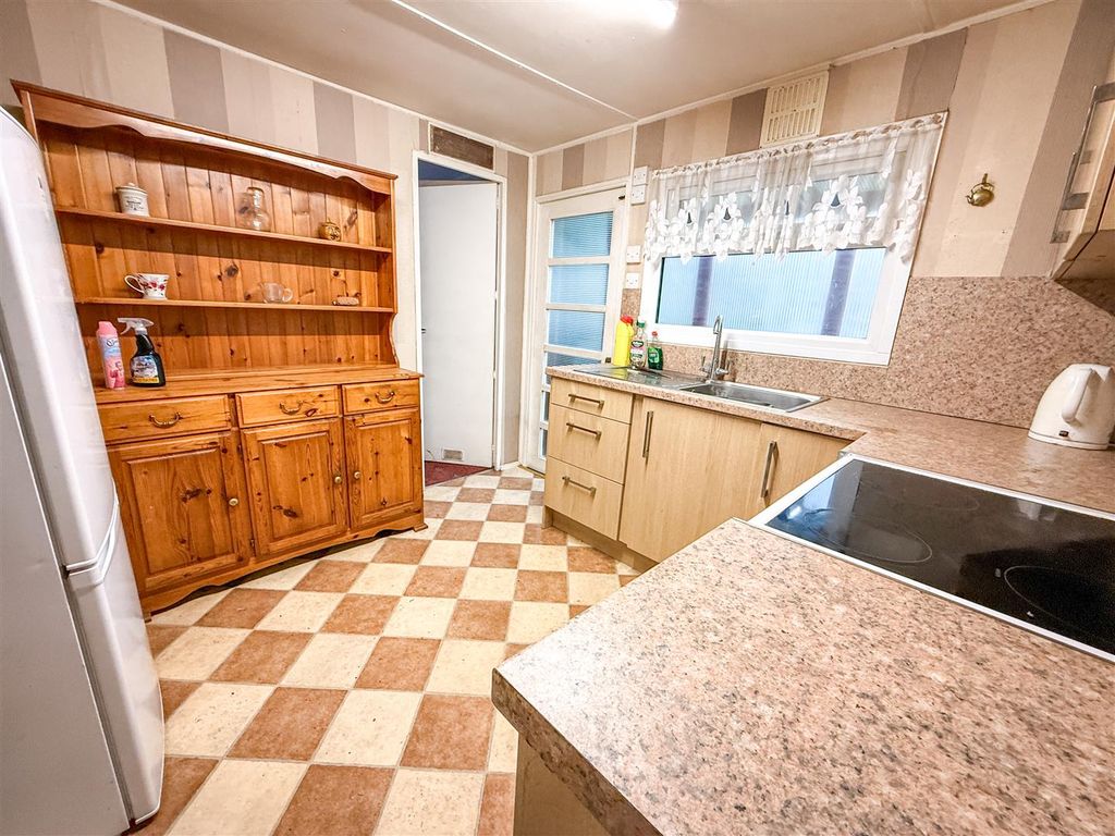 Property photo 3 of 12 Kitchen