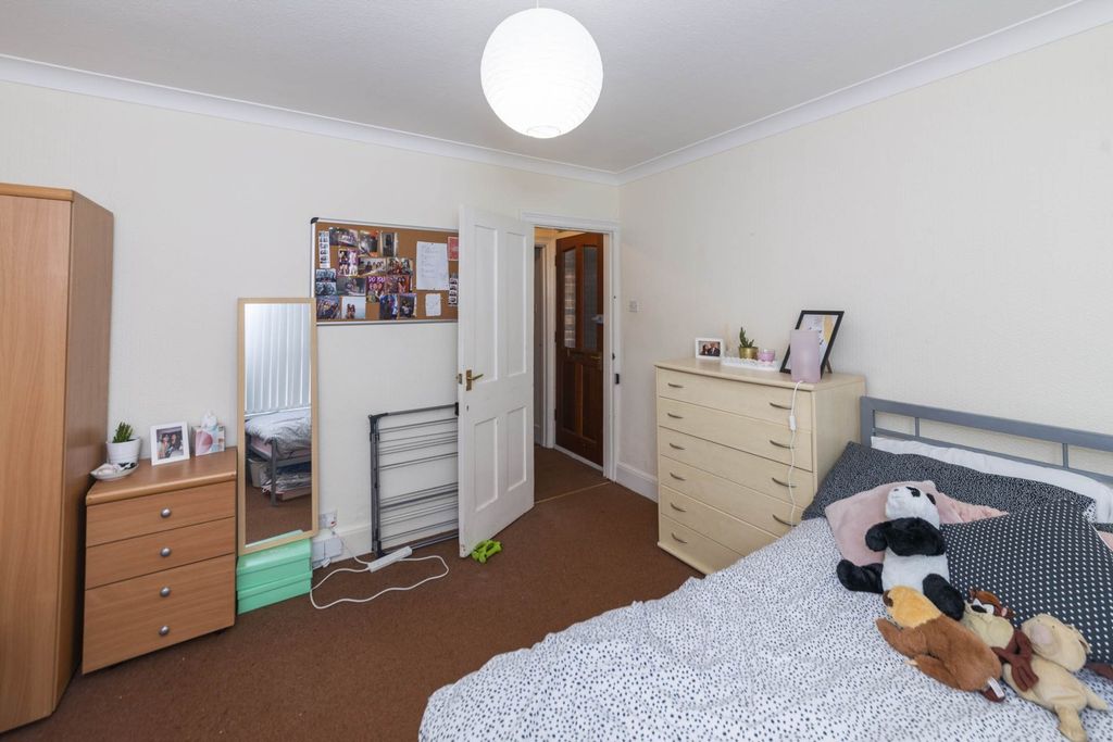 Property photo 3 of 12 Bright, Neatly Presented Double Bedroom With A Fit...