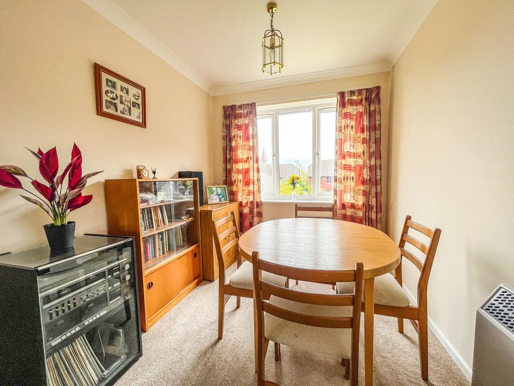 2 bed flat for saleMarket Road, Battle TN33 photo 4