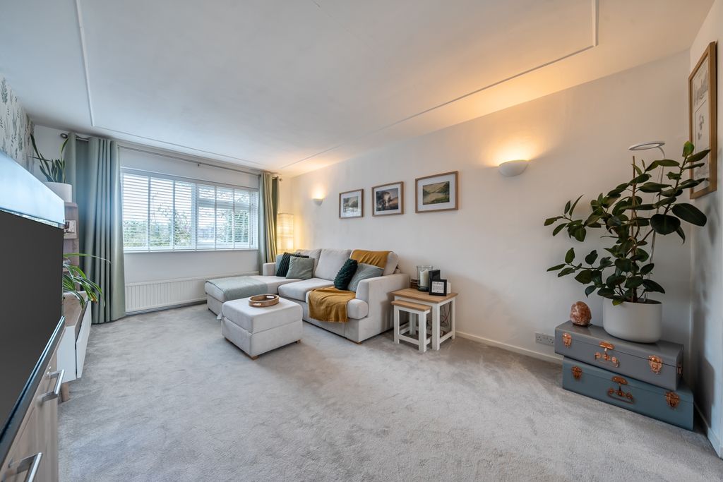 Property photo 2 of 12 Living Room - Flat 11 3 Eastview Sale - Ewemove Es