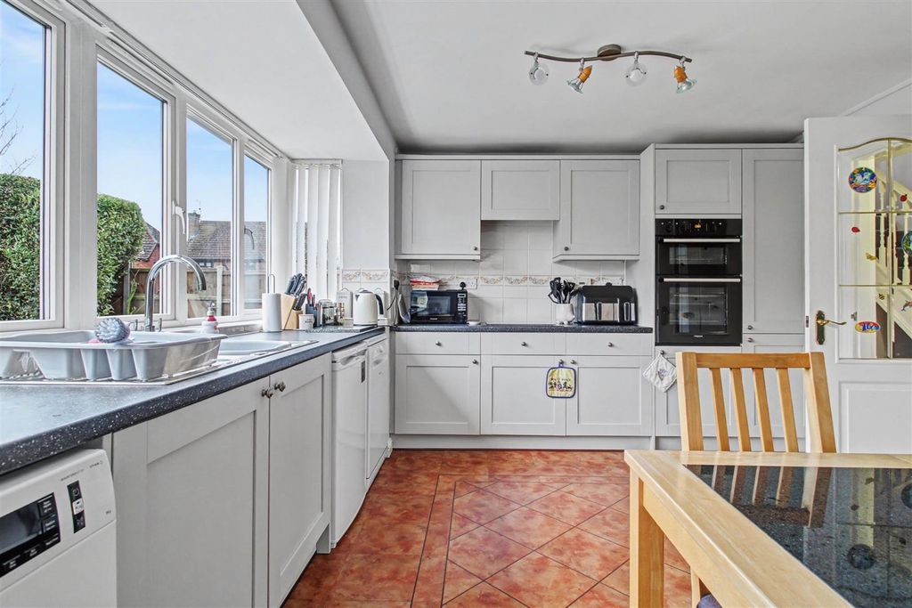 Property photo 2 of 25 Kitchen